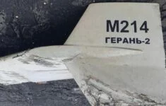 Zbytky íránského dronu s ruskými nápisy na Ukrajině.