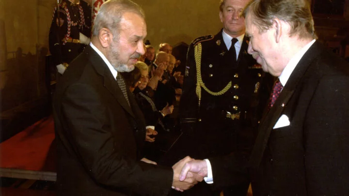 Prezident České republiky Václav Havel uděluje Ing. Karlu Holomkovi
Medaili Za zásluhy III. stupně (2002)
