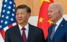 Čínský prezident Si Ťin-pching a americký prezident Joe Biden