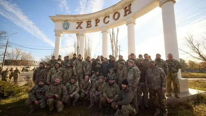 Prezident Volodymyr Zelenskyj s ukrajinskými vojáky v osvobozeném Chersonu.