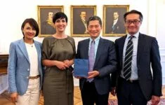 Tchajwanský ministr kultury Li Jung-te při setkání s předsedkyní Sněmovny PČR Markétou Pekarovou Adamovou v Praze (16. 6. 2022)