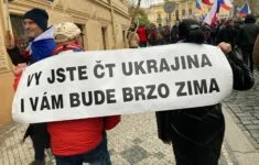 Proruští demonstranti míří k České televizi