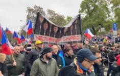 Proruští demonstranti míří k České televizi
