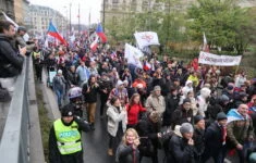 Proruští demonstranti vyrazili k budově České televize. 
