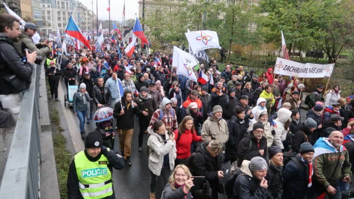 Proruští demonstranti vyrazili k budově České televize. 