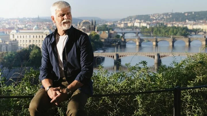 Petr Pavel se na fotografii ČTK takřka vznáší nad Prahou. To ale není to, co mu pomůže vyhrát volby