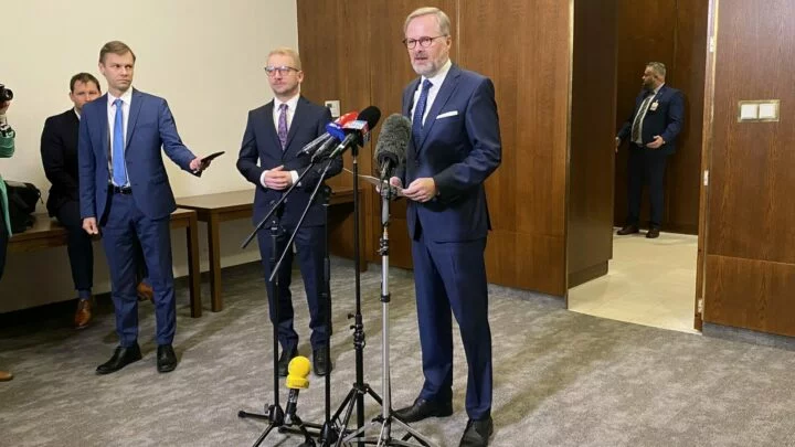 Premiér Petr Fiala (ODS) před odletem na jednání předsedů vlád visegrádské čtyřky.