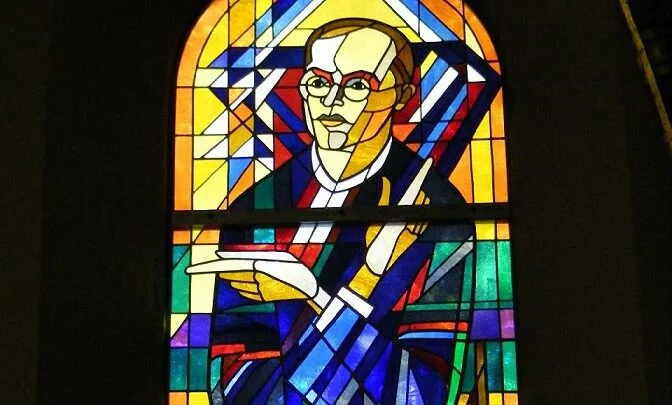 Vitrážové okno s Bonhoefferovým vyobrazením v bazilice sv. Jana v Berlíně