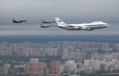 Iljušin Il-80 v doprovodu stíhačů nad Moskvou při přehlídce v roce 2010 