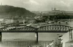 Most neodmyslitelně formuje pražské panorama. Snímek z roku 1935