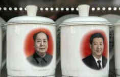 Čínský porcelán s portréty komunistických vůdců Mao Ce-tunga a Si Ťin-pchinga
