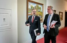 Premiér Petr Fiala (ODS) s poradcem pro národní bezpečnost Tomášem Pojarem
