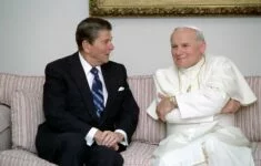 Setkání papeže Jana Pavla II. s americkým prezidentem Ronaldem Reaganem (Aljaška, 1984).
