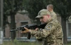 Ukrajinský intelektuál Radomyr Mokryk absolvoval vojenský výcvik a reportuje o dění na Ukrajině