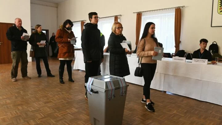 Lidé čekají ve frontě ve volební místnosti při prvním kole prezidentských voleb, 14. ledna 2023, Horní Bludovice, Karvinsko.