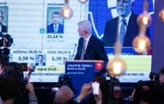 Kandidát na prezidenta Petr Pavel v moment, kdy v průběžném sčítání hlasů 1. kola voleb předstihl Andreje Babiše