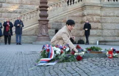 Předsedkyně Poslanecké sněmovny pokládá k památníku Jana Palacha květiny