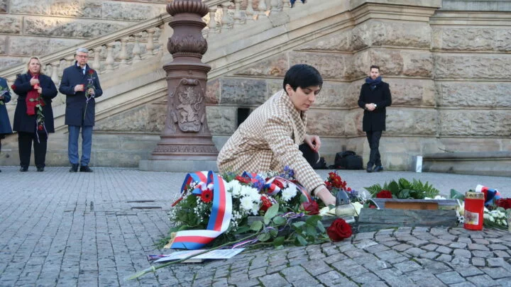 Předsedkyně Poslanecké sněmovny pokládá k památníku Jana Palacha květiny