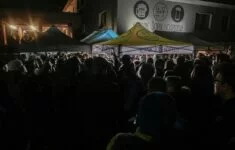 Dav lidí u pivních stanů na prostranství před hospodou Kurnik Šopa v Ostravě.