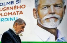 Andrej Babiš (ANO) před billboardem Petra Pavla.