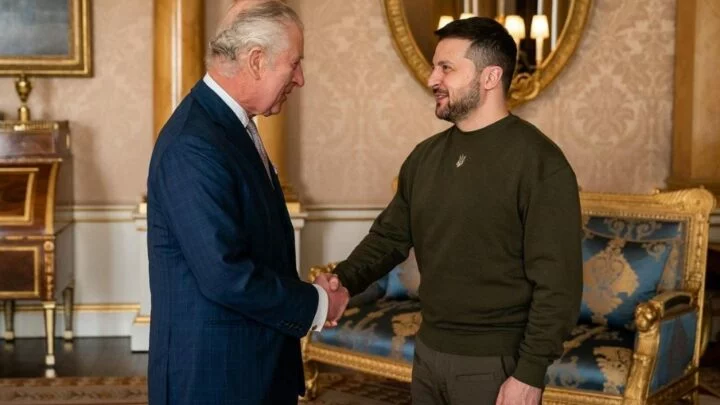 Britský král Karel III. a ukrajinský prezident Volodymyr Zelenskyj při jeho návštěvě Velké Británie v únoru letošního roku.