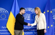 Ukrajinský prezident Volodymyr Zelenskyj s předsedkyní evropského parlamentu Robertou Metsolaovou.