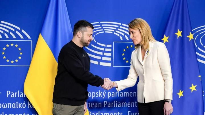 Ukrajinský prezident Volodymyr Zelenskyj s předsedkyní evropského parlamentu Robertou Metsolaovou.