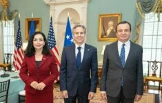 Kosovská prezidentka Vjosa Osmaniová a kosovský premiér Albin Kurti se na návštěvě USA v roce 2022 setkali s ministrem zahraničí Antony J. Blinkenem (uprostřed).