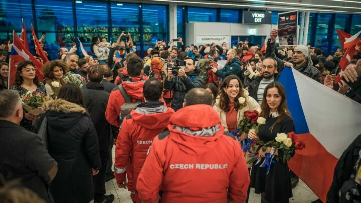 Přivítání českých záchranářů po jejich příletu z Turecka