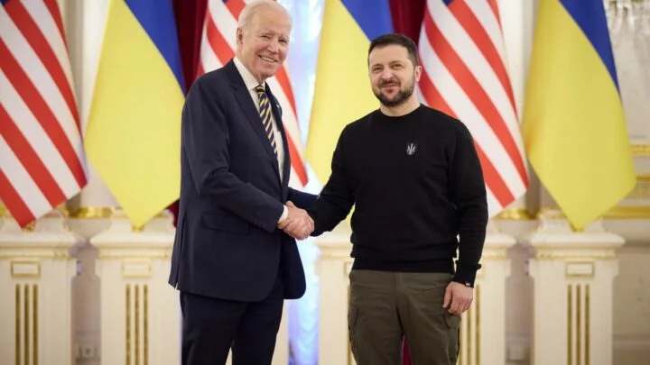 Joe Biden s Volodymyrem Zelenským během návštěvy amerického prezidenta v Kyjevě.