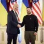 Joe Biden s Volodymyrem Zelenským během návštěvy amerického prezidenta v Kyjevě.