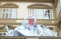 Poslaneckou sněmovnu zdobí dílo inspirované dívenkou z kyjevského bunkru.