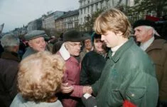 Tehdejší předseda pražského klubu Komunistického svazu mládeže Tomáš Nielsen se zdraví s účastníky demonstrace k výročí Velké říjnové socialistické revoluce (rok 1995).