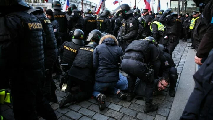 Rajchlovi demonstranti chtěli zaútočit na Národní muzeum. Bylo zadrženo 18 lidí.