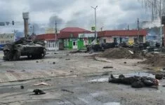 Zničené ruské bojové vozidlo a padlý voják.  Ilustrační foto