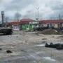 Zničené ruské bojové vozidlo a padlý voják.  Ilustrační foto