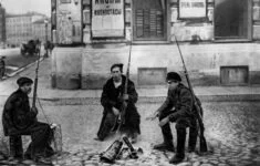 Rudí bojovníci v Petrohradu v říjnu 1917.