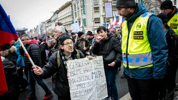 Demonstrace na Václavském náměstí, která skončila pokusem strhnout ukrajinskou vlajku z Národního muzea.