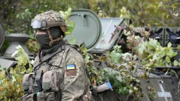 Ukrajinský voják na stráži u Bachmutu (ilustrační foto).