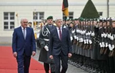 Německý prezident Frank-Walter Steinmeier přijal s vojenskými poctami nového českého prezidenta Petra Pavla.