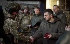 Prezident Ukrajiny Volodymyr Zelenskyj při návštěvě vojáků na frontě v Doněcké oblasti u Bachmutu.