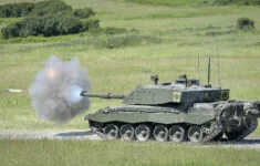 Britský tank Challenger 2 při střelbě