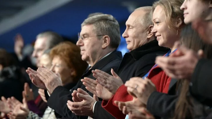 Thomas Bach a Vladimir Putin na olympiádě v Soči v roce 2014