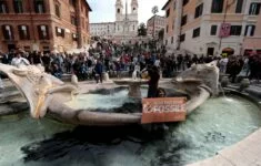 Aktivisté vylili tekuté uhlí do fontány v Římě.