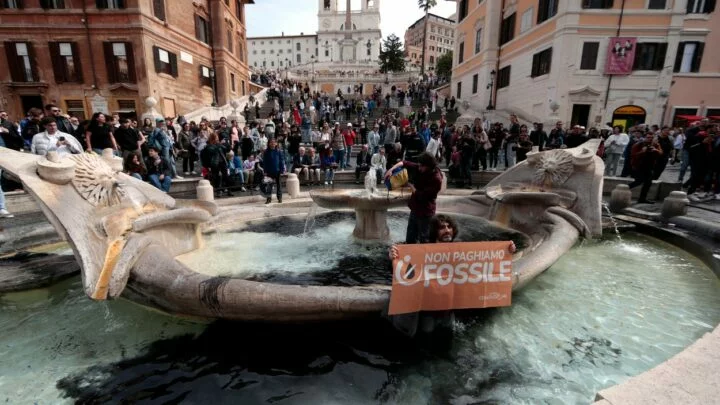 Aktivisté vylili tekuté uhlí do fontány v Římě.