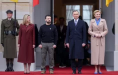 Ukrajinský prezident Volodymyr Zelenskyj dorazil na návštěvu Polska se svou chotí.