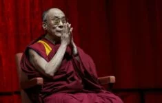 Současný 14. dalajláma Tändzin Gjamccho žije v exilu v indické Dharamsale