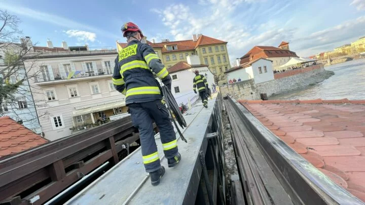 Prvního stupně dosáhla v noci na pondělí také Vltava v pražské Chuchli. Hlavní město se na vzedmutí hladiny připravilo již v neděli, kdy nechalo preventivně uzavřít protipovodňová vrata na Čertovce a náplavky.