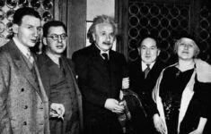 Lanškrounský rodák Leo Herrmann (s brýlemi) ve společnosti Alberta Einsteina po projekci filmu Land of Promise v newyorském sále Astor (1935)
