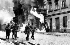 Němečtí okupanti ve varšavském ghettu po potlačení židovského povstání (1943)